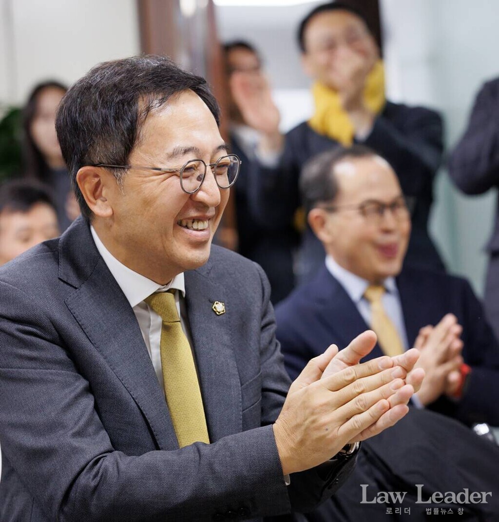 금태섭 연호에 웃는 금태섭 후보