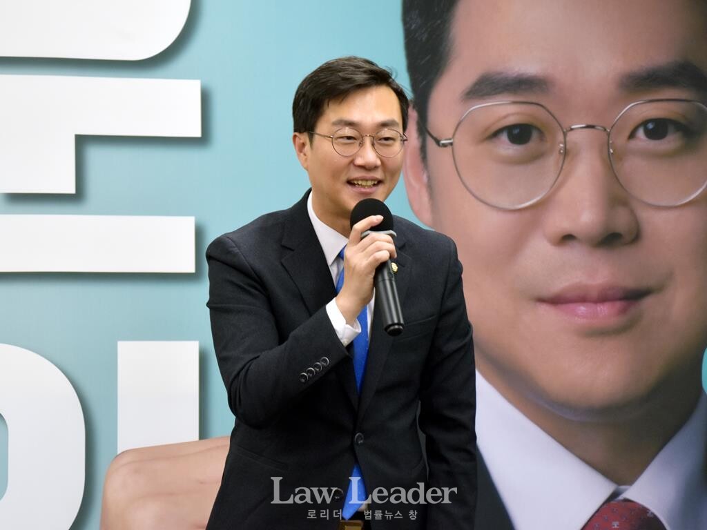 장경태 더불어민주당 국회의원이 제53대 대한변협 협회장 선거에 출마한 김정욱 후보의 선거사무소 개소ㆍ발대식에 참석해 축사를 남겼다.