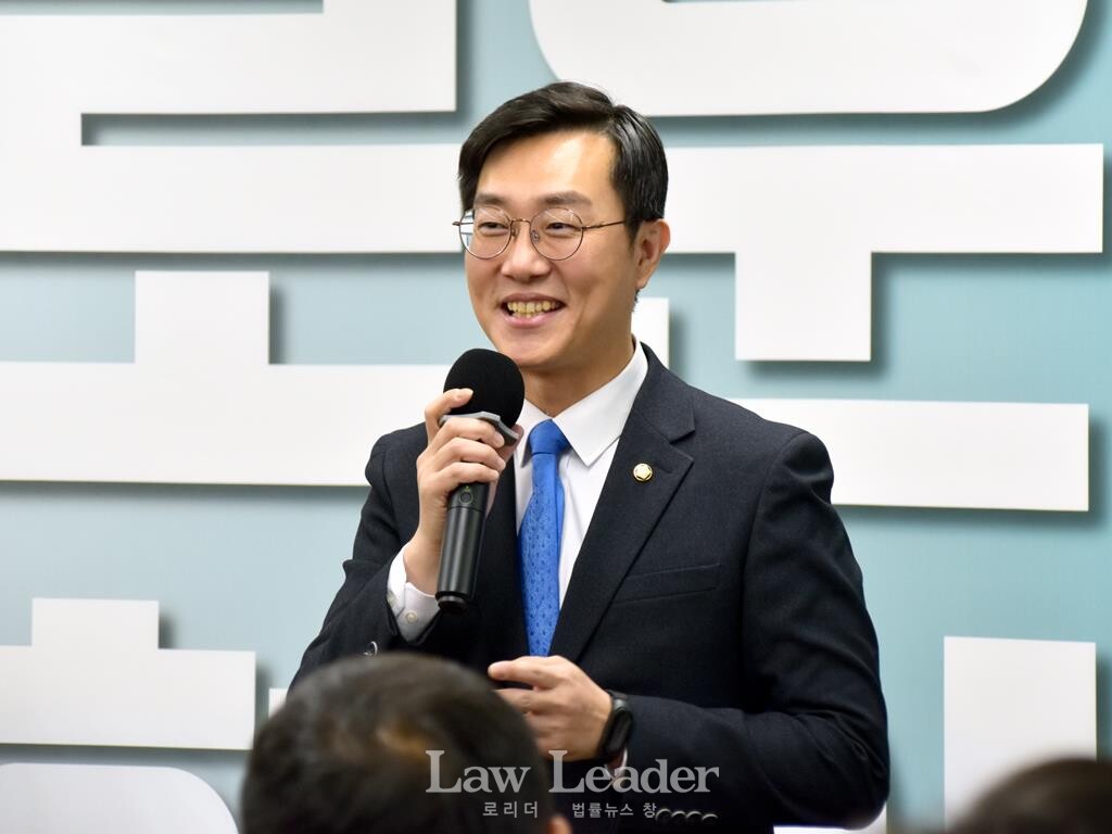 장경태 더불어민주당 국회의원이 제53대 대한변협 협회장 선거에 출마한 김정욱 후보의 선거사무소 개소ㆍ발대식에 참석해 축사를 남겼다.