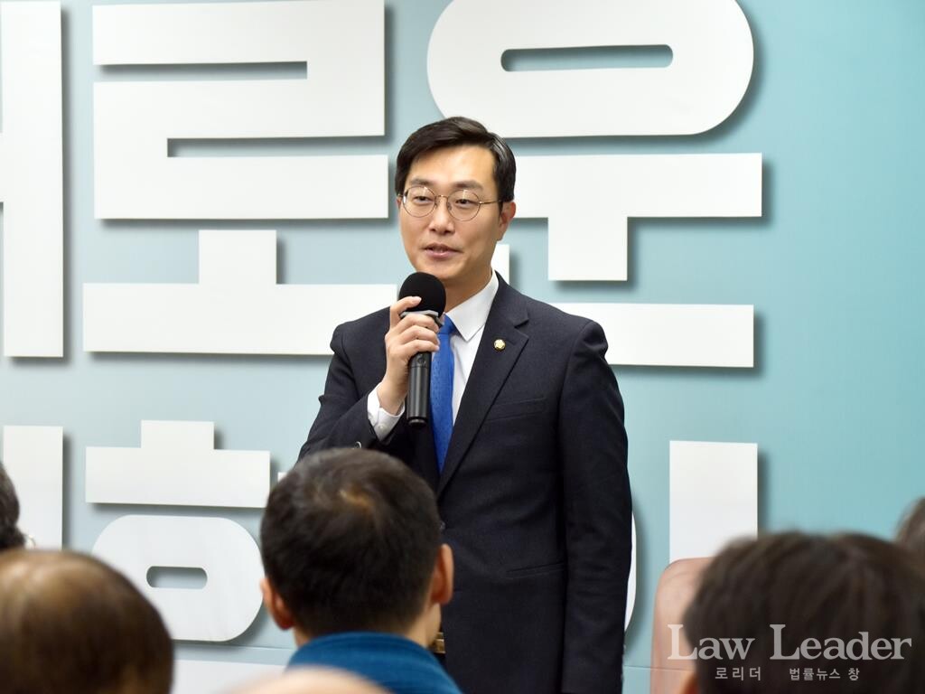 장경태 더불어민주당 국회의원이 제53대 대한변협 협회장 선거에 출마한 김정욱 후보의 선거사무소 개소ㆍ발대식에 참석해 축사를 남겼다.