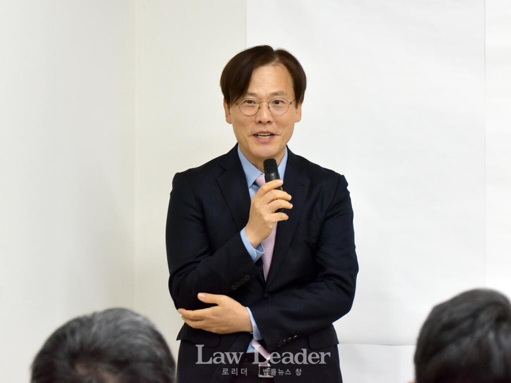 한승 변호사가 제53대 대한변협 협회장 선거에 출마한 안병희 후보의 선거사무소 개소ㆍ발대식에 참석해 축사를 남겼다.