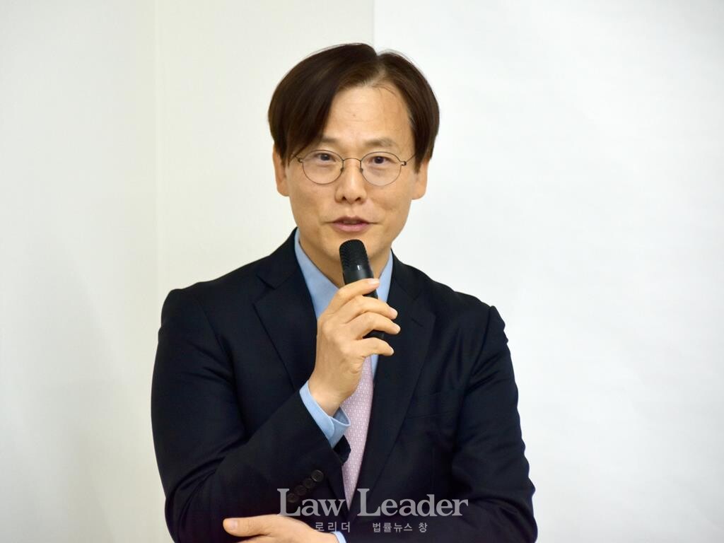 한승 변호사가 제53대 대한변협 협회장 선거에 출마한 안병희 후보의 선거사무소 개소ㆍ발대식에 참석해 축사를 남겼다.