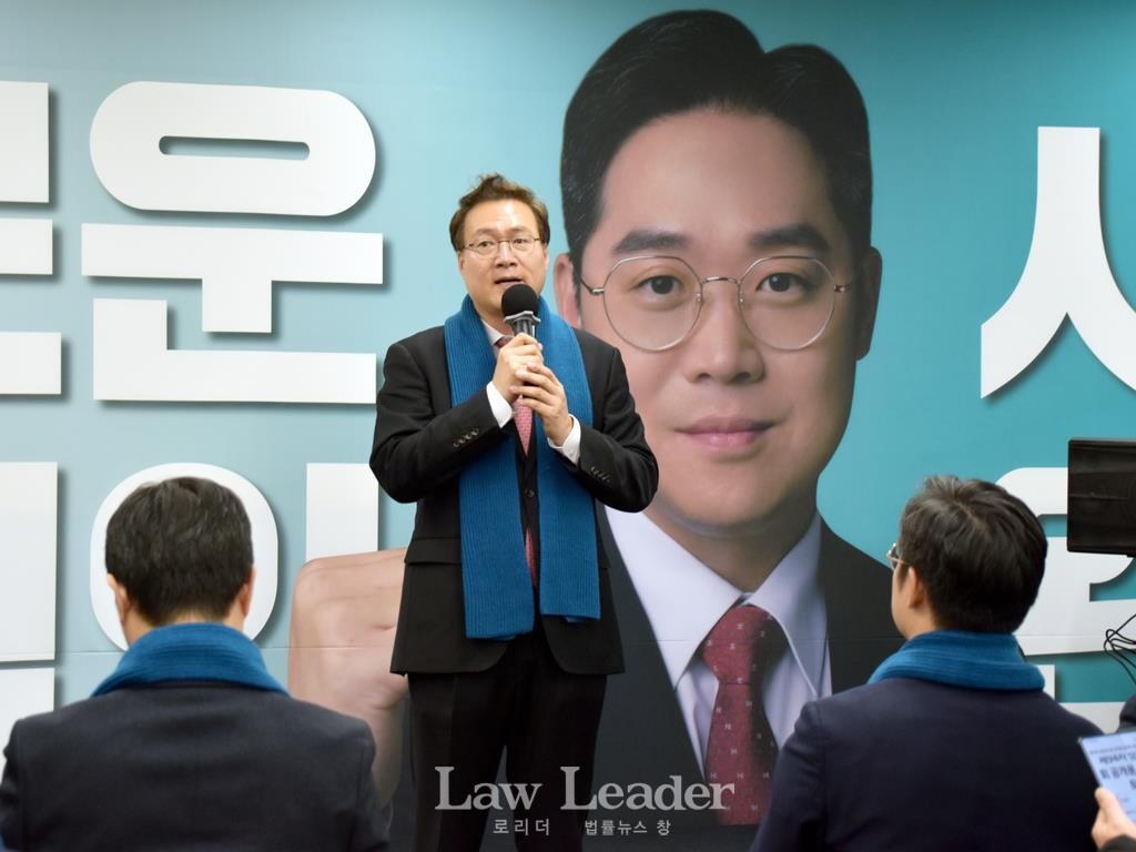 조순열 변호사가 제53대 대한변호사협회 협회장 선거에 출마한 김정욱 후보의 선거사무소 개소식에서 축사하고 있다.