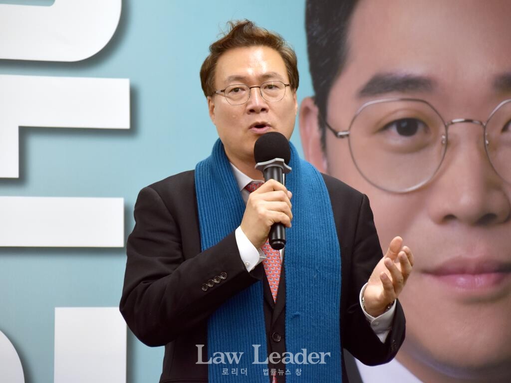조순열 변호사가 제53대 대한변호사협회 협회장 선거에 출마한 김정욱 후보의 선거사무소 개소식에서 축사하고 있다.