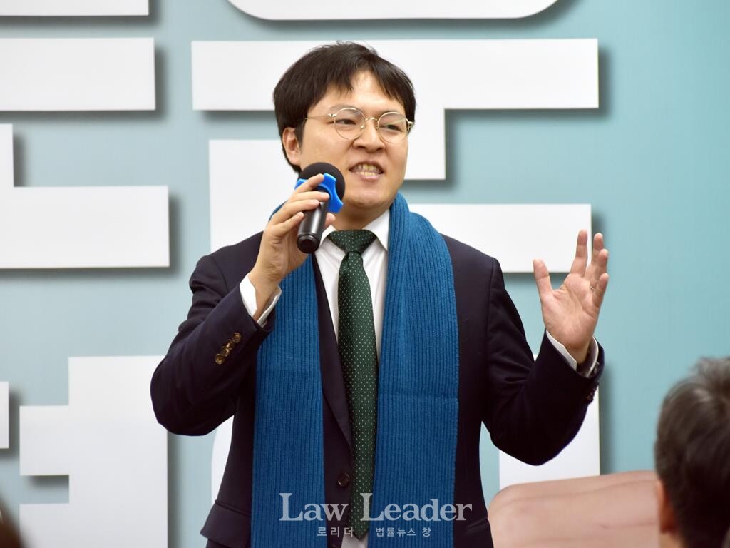 김기원 한국법조인협회 회장이 제53대 대한변호사협회 협회장 선거에 출마한 김정욱 후보의 선거사무소 개소ㆍ발대식에서 추가를 건넸다.