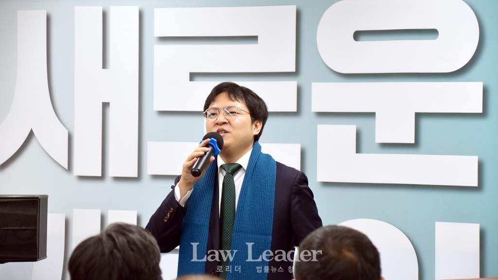 김기원 한국법조인협회 회장이 제53대 대한변호사협회 협회장 선거에 출마한 김정욱 후보의 선거사무소 개소ㆍ발대식에서 추가를 건넸다.