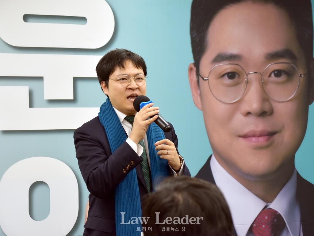 김기원 한국법조인협회 회장이 제53대 대한변호사협회 협회장 선거에 출마한 김정욱 후보의 선거사무소 개소ㆍ발대식에서 추가를 건넸다.