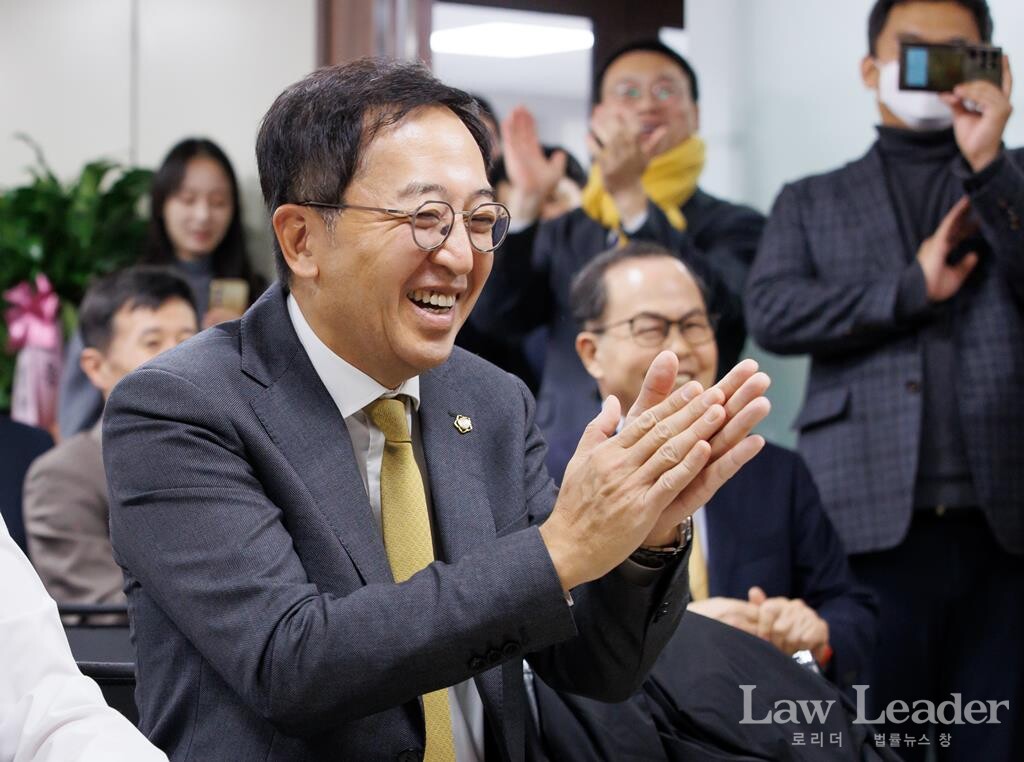 금태섭 변협회장 후보가 웃음이 빵 터졌다.