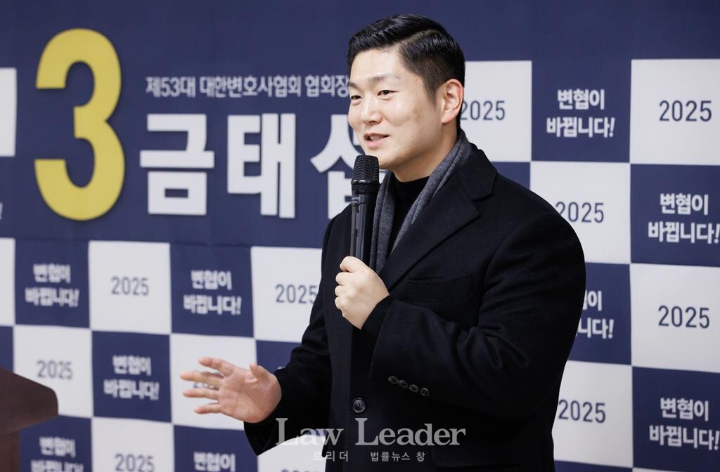 김재섭 국민의힘 국회의원이 금태섭 후보를 지지하는 것은 아니라며 손을 내젓고 있다.