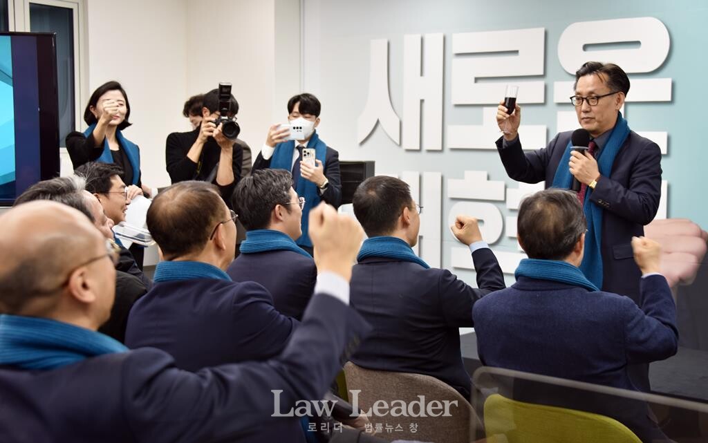 대한변호사협회 총회의장 이임성 변호사가 건배사하고 있다.