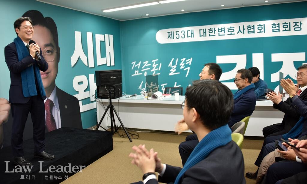 김정욱 후보가 선거캠프 사무실 개소식에서 환화게 웃으며 인사말을 하고 있다.