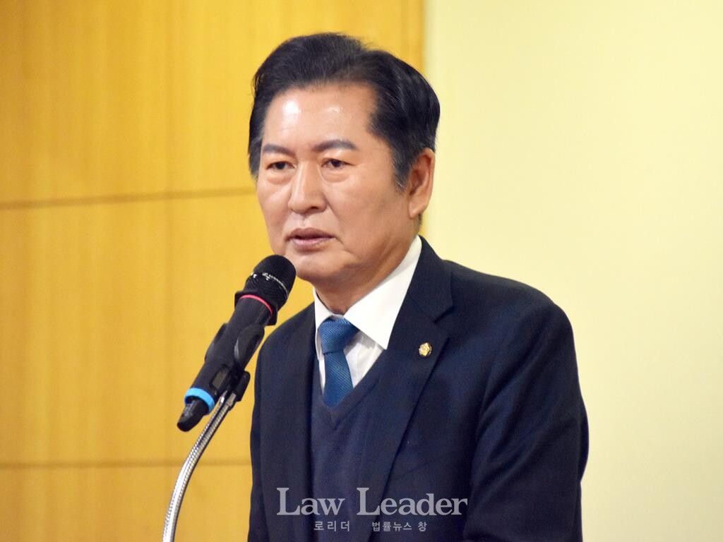 정청래 더불어민주당 국회의원이 “윤석열 탄핵 심판 쟁점과 전망 국회토론회”에서 인사말을 하고 있다.
