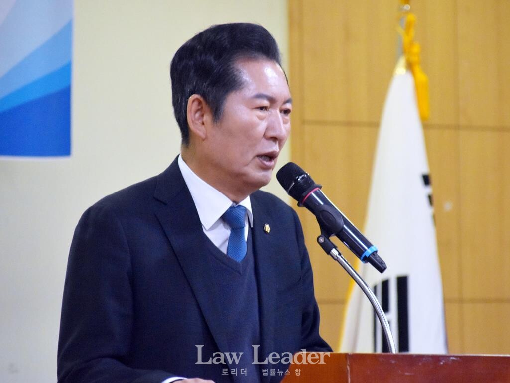 정청래 더불어민주당 국회의원이 “윤석열 탄핵 심판 쟁점과 전망 국회토론회”에서 인사말을 하고 있다.