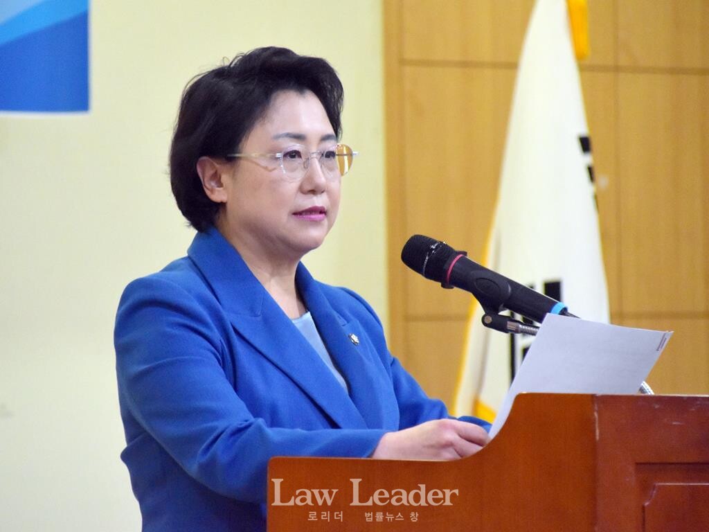 김선민 조국혁신당 국회의원이 “윤석열 탄핵 심판 쟁점과 전망 국회토론회”에서 인사말을 전하고 있다.