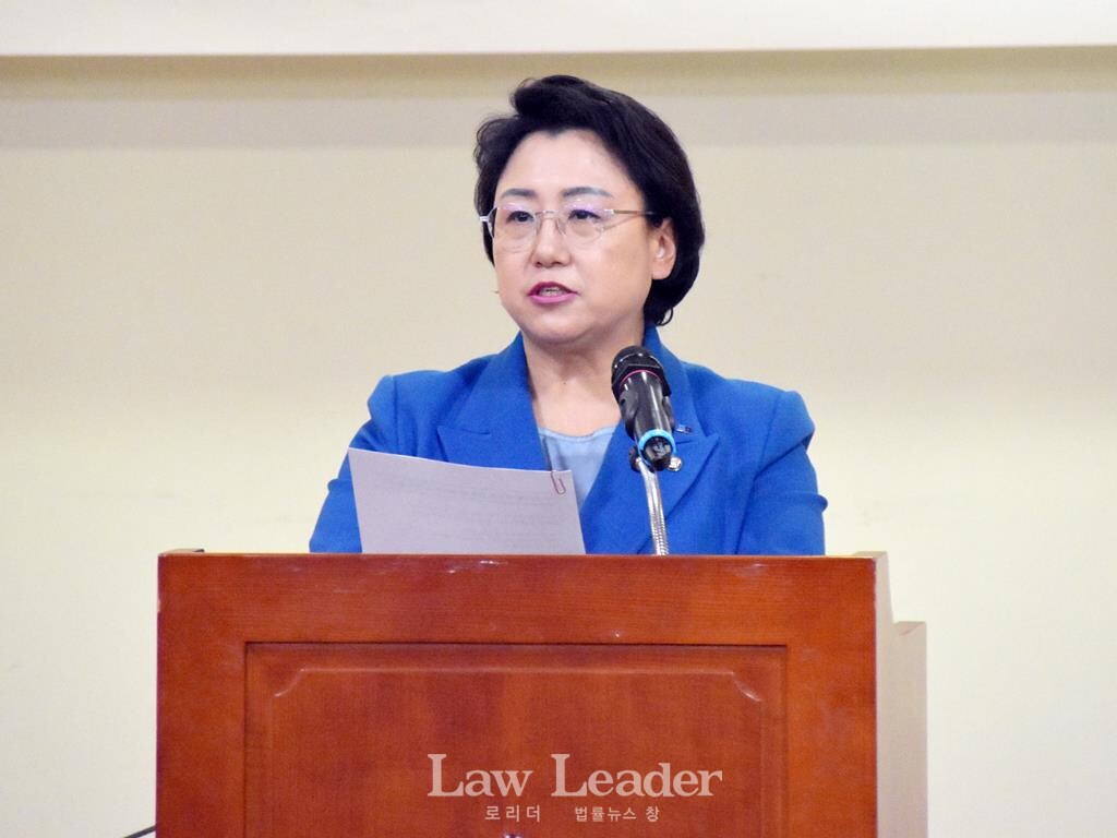 김선민 조국혁신당 국회의원이 “윤석열 탄핵 심판 쟁점과 전망 국회토론회”에서 인사말을 전하고 있다.