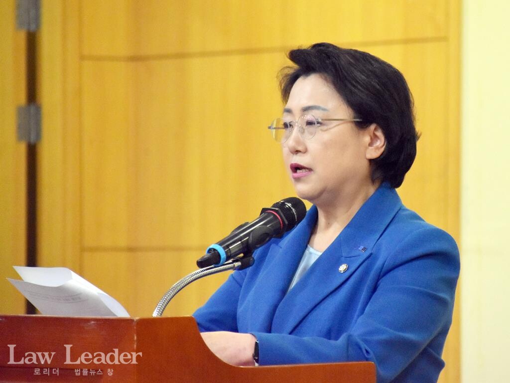 김선민 조국혁신당 국회의원이 “윤석열 탄핵 심판 쟁점과 전망 국회토론회”에서 인사말을 전하고 있다.