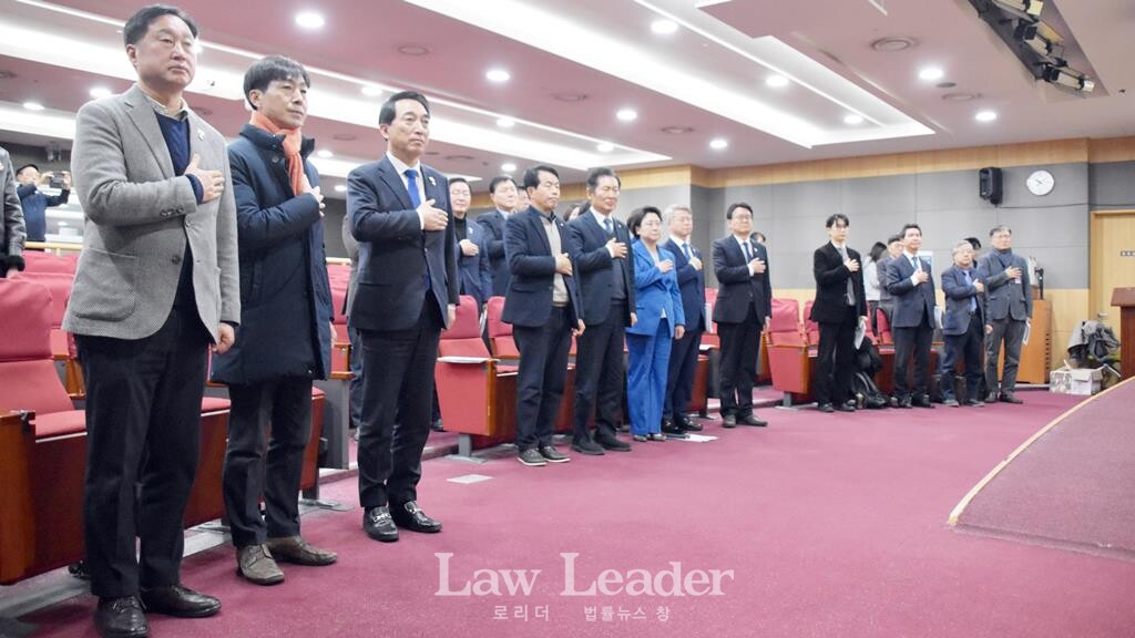 “윤석열 탄핵 심판 쟁점과 전망 국회토론회”에 참석한 국회의원과 토론자들이 국민의례를 하고 있다.