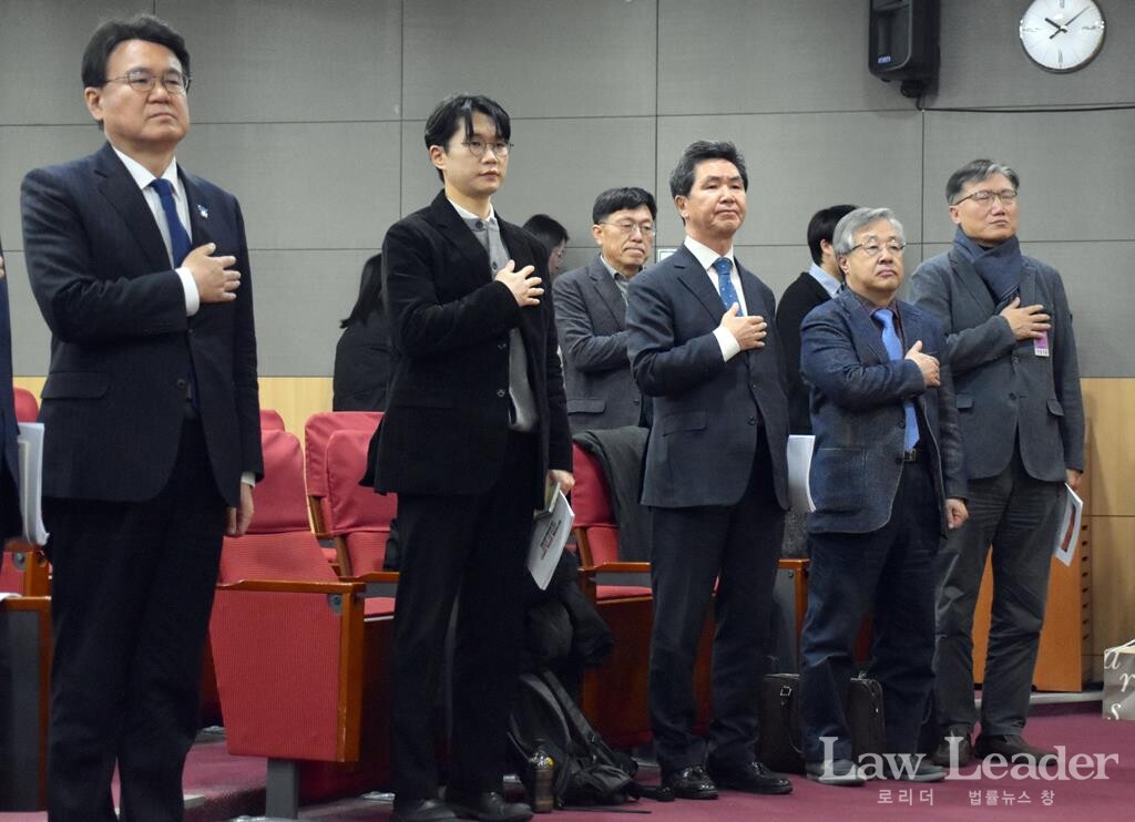 좌측부터 황운하 조국혁신당 국회의원, 이창민 민변 변호사, 방승주 한양대 로스쿨 교수, 서보학 경희대 로스쿨 교수, 이준일 고려대 로스쿨 교수