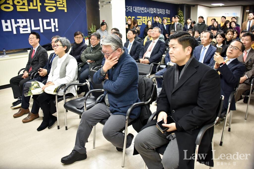 금태섭 선거캠프 개소식에 참석한 김재섭 국민의힘 국회의원, 조응천 전 의원 등이 앞줄에 앉아 있다.