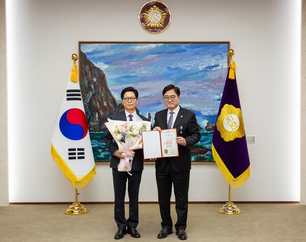 황정근 신인 국회도서관장에 임명장을 수여한 우원식 국회의장 / 사진=국회 홈페이지