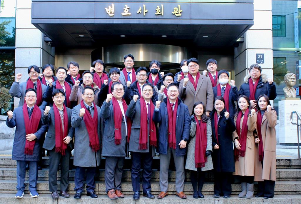 박병철 변호사가 제98대 서울지방변호사회장 선거 후보로 등록하고 선거캠프에 합류한 변호사들과 기념촬영 / 사진=선거캠프