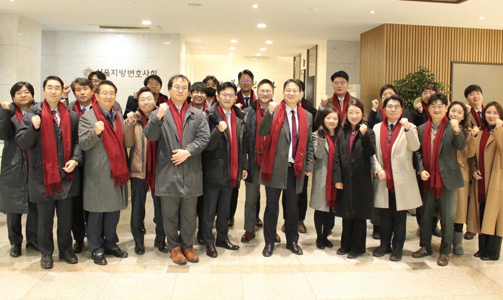 박병철 변호사가 제98대 서울지방변호사회장 선거 후보로 등록하고 선거캠프에 합류한 변호사들과 기념촬영 / 사진=선거캠프