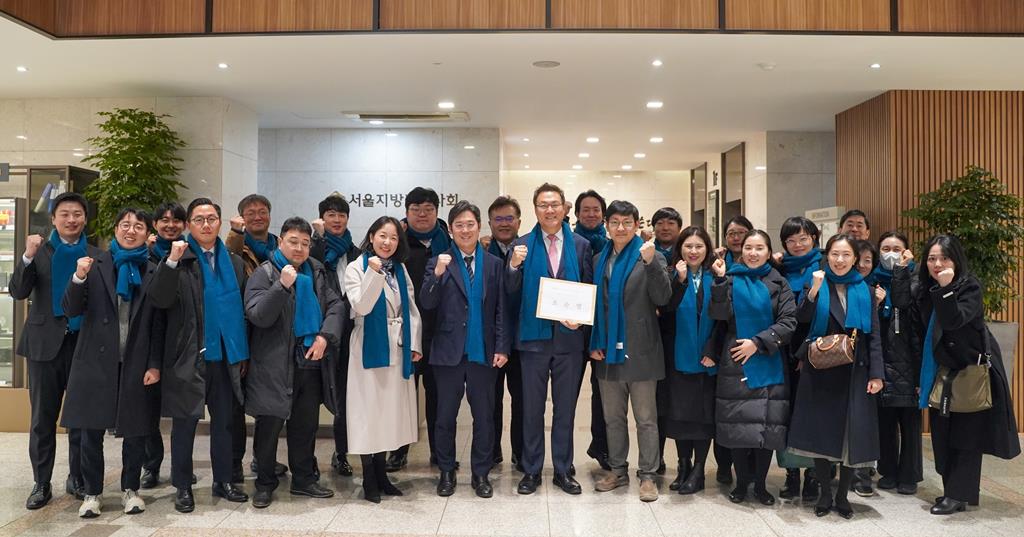 조순열 변호사가 12월 31일 서울지방변호사회장 선거 후보로 등록하고 선거캠프 관계자들과 기념촬영. / 사진 = 선거캠프