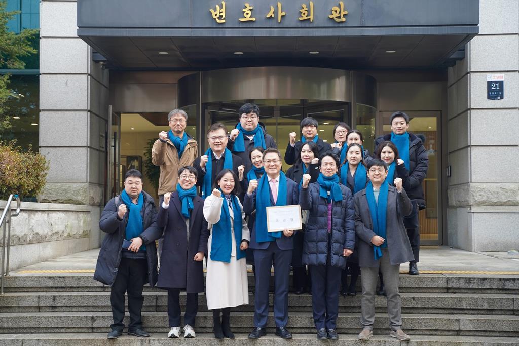 조순열 변호사가 12월 31일 서울지방변호사회장 선거 후보로 등록하고 선거캠프 관계자들과 기념촬영. / 사진 = 선거캠프