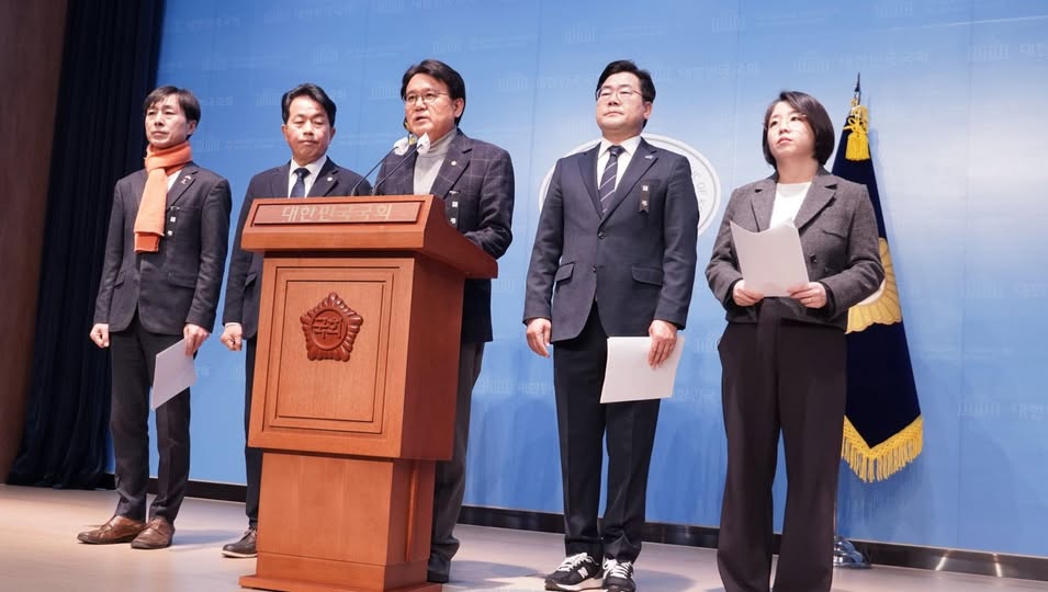 좌측부터 한창민 사회민주당 대표, 윤종오 진보당 원내대표, 황운하 조국혁신당 원내대표, 박찬대 더불어민주당 원내대표, 용혜인 기본소득당 대표 / 사진=한장민 대표 페이스북