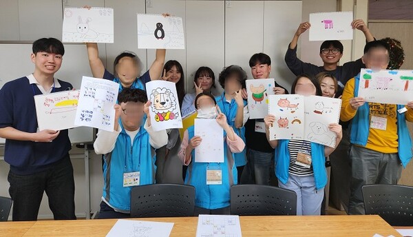 장애인종합복지관 ‘아트클래스’에 참여 후 단체사진을 촬영한 서울대학교 학생사회공헌단 배프팀
