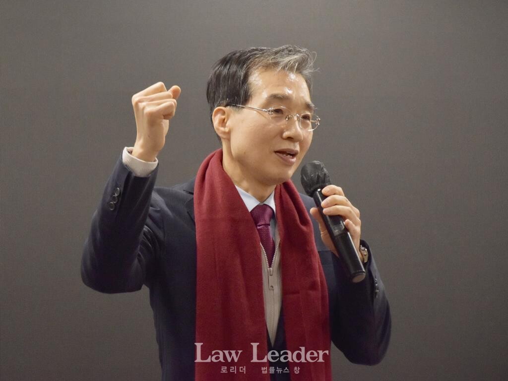 이종엽 변호사(제51대 대한변호사협회장)가 박병철 변호사의 이름을 연호하고 있다.