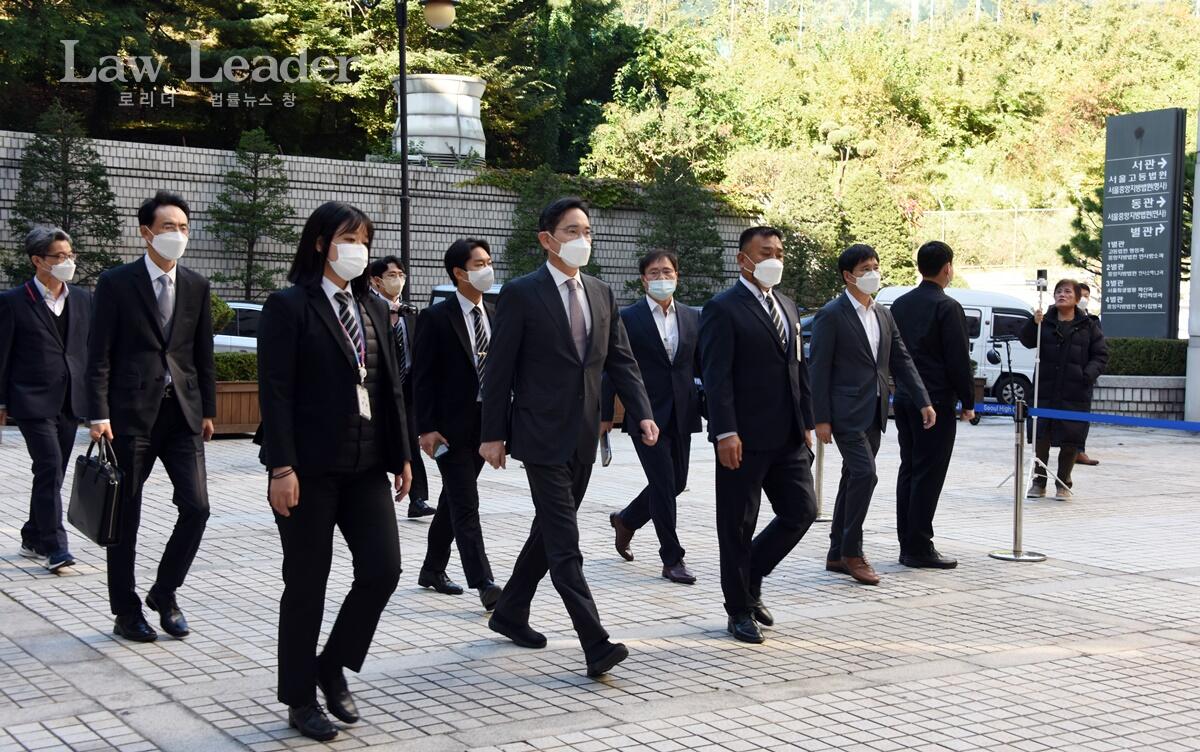 법원 방호원들의 경호를 받으면 법정으로 향하는 이재용 삼성전자 회장