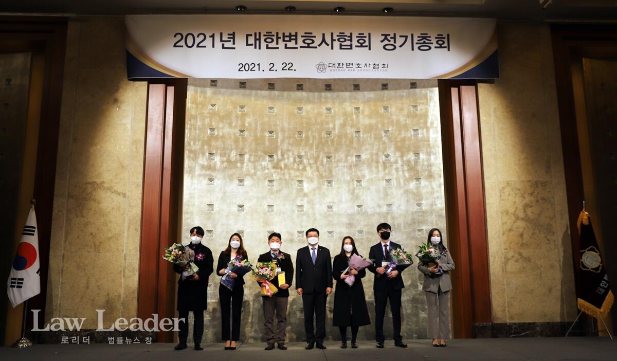 대한변호사협회가 수여한 우수 언론인상 / 왼쪽에서 세번째가 로리더 신종철 대표기자, 이찬희 대한변협회장