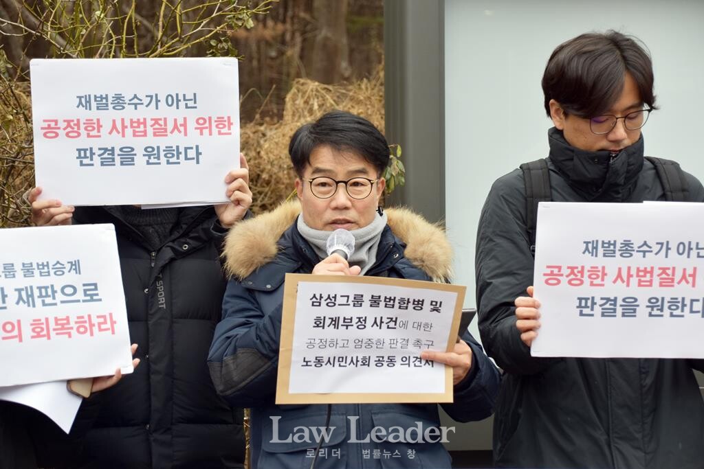 한성규 민주노총 부위원장(가운데)