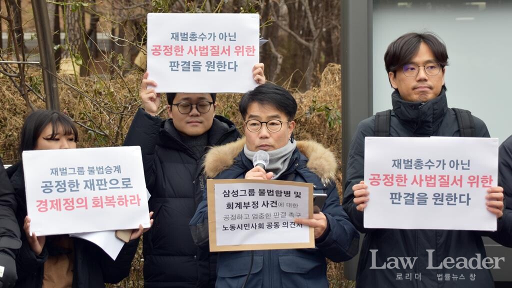 한성규 민주노총 부위원장(가운데)