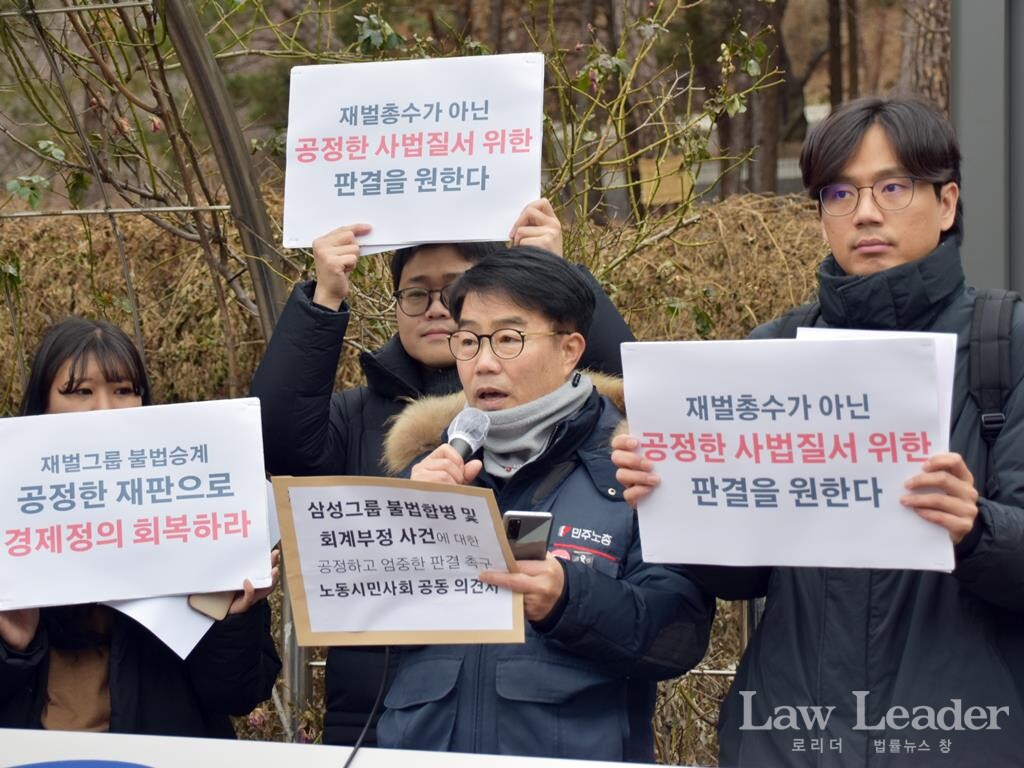 한성규 민주노총 부위원장(가운데)