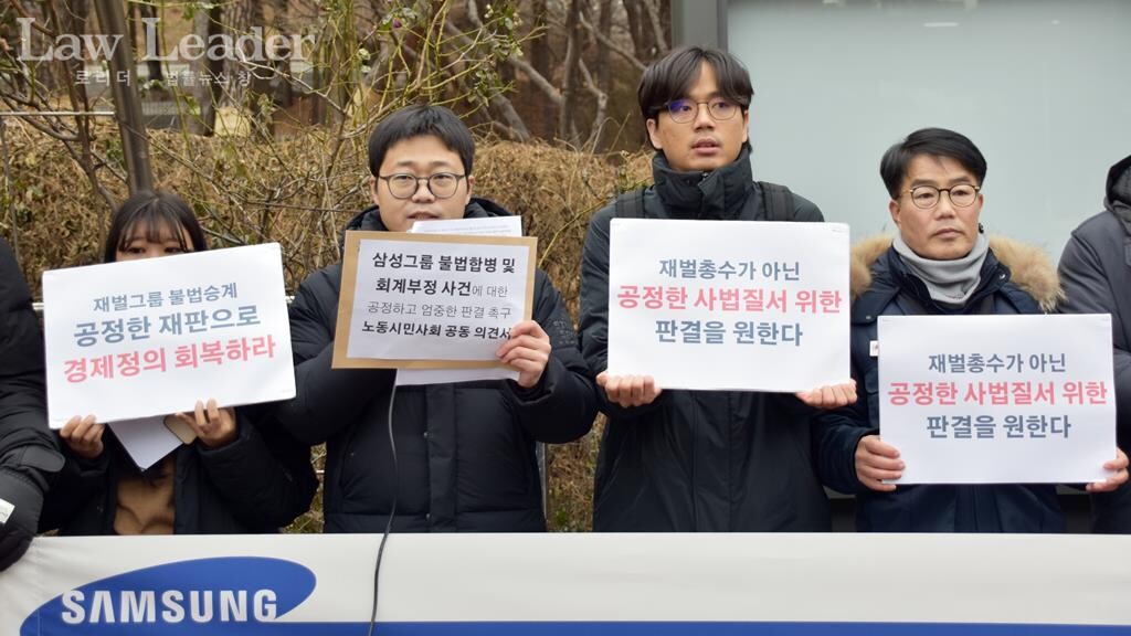 은성진 공적연금강화국민행동 사무국장(왼쪽에서 두 번째)이 발언하고 있다.