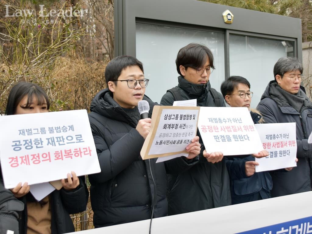 은성진 공적연금강화국민행동 사무국장(왼쪽에서 두 번째)이 발언하고 있다.