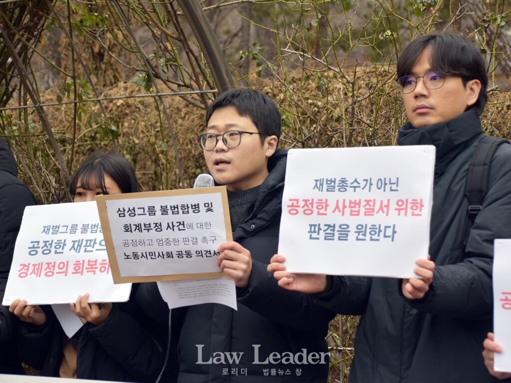 은성진 공적연금강화국민행동 사무국장(가운데)이 발언하고 있다.