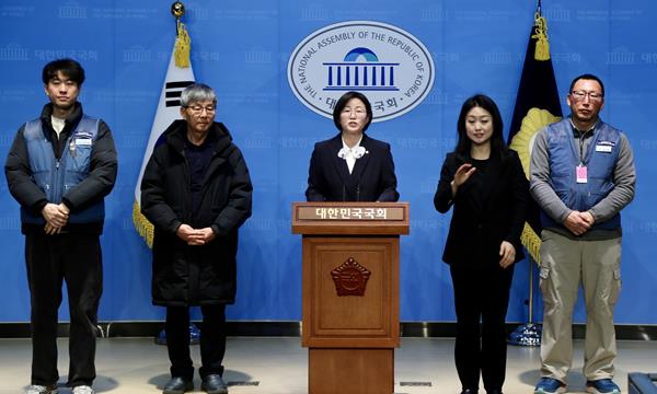 정혜경 진보당 국회의원이 16일 국회 소통관에서 기자회견 하고 있다.