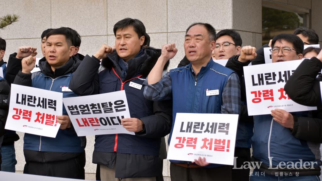 왼쪽부터 김정수 공무원노조 부위원장, 전호일 민주노총 대변인, 이성민 공무원노조 법원본부장, 박중배 공무원노조 수석부위원장