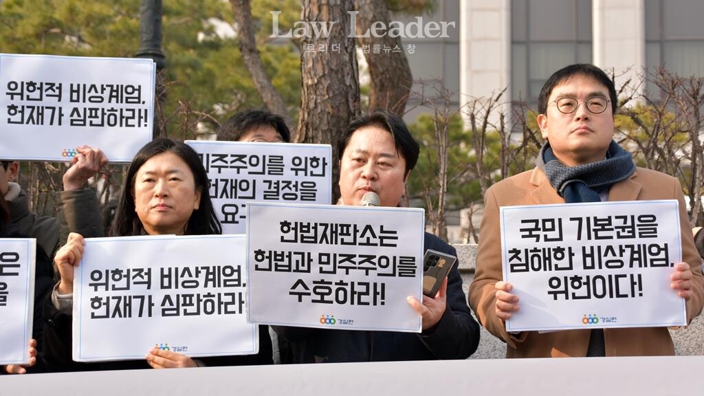 김성달 경실련 사무총장, 박경준 변호사(경실련 정책위원장), 정지웅 변호사(경실련 시민입법위원장)