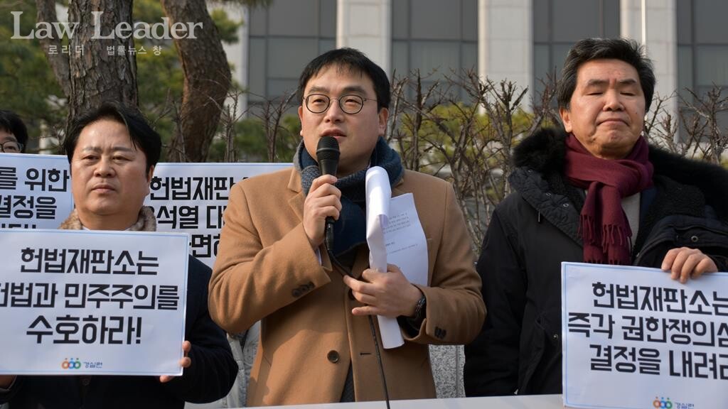 박경준 변호사(경실련 정책위원장), 정지웅 변호사(경실련 시민입법위원장), 방승주 한양대 법학전문대학원 교수(경실련 시민입법위원)