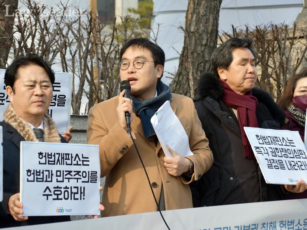 박경준 변호사(경실련 정책위원장), 정지웅 변호사(경실련 시민입법위원장), 방승주 한양대 법학전문대학원 교수(경실련 시민입법위원). 정지웅 변호사가 윤석열 대통령 지지자들에게 반박하고 있다.