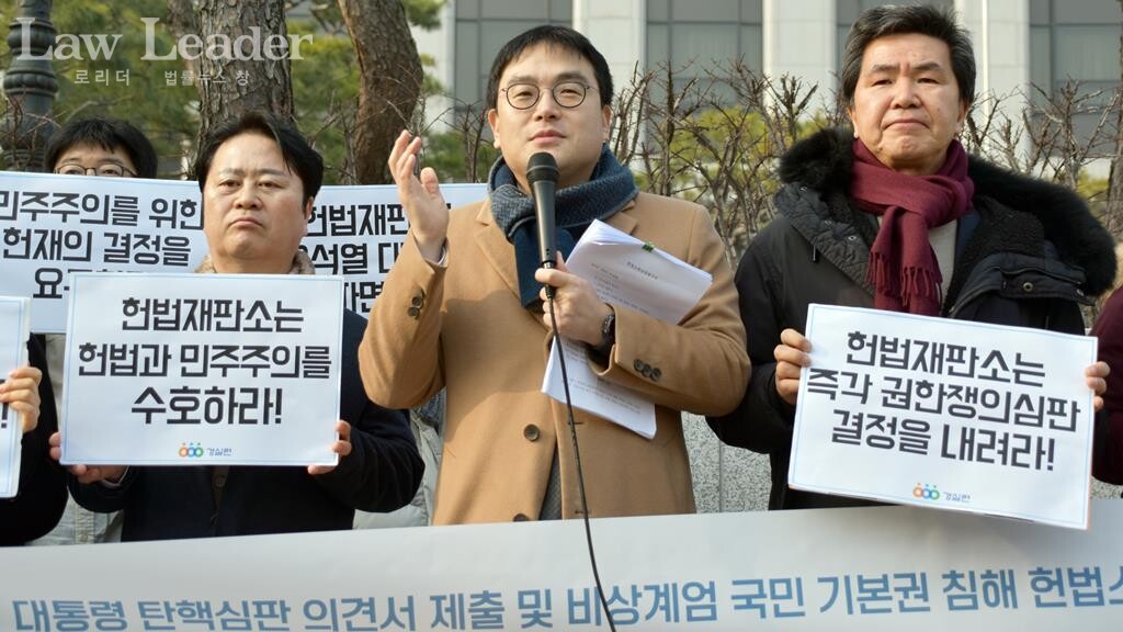 박경준 변호사(경실련 정책위원장), 정지웅 변호사(경실련 시민입법위원장), 방승주 한양대 법학전문대학원 교수(경실련 시민입법위원)