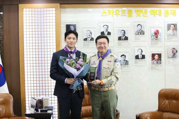 지창욱 배우와 이찬희 한국스카우트연맹 총재 / 사진=한국스카우트연맹