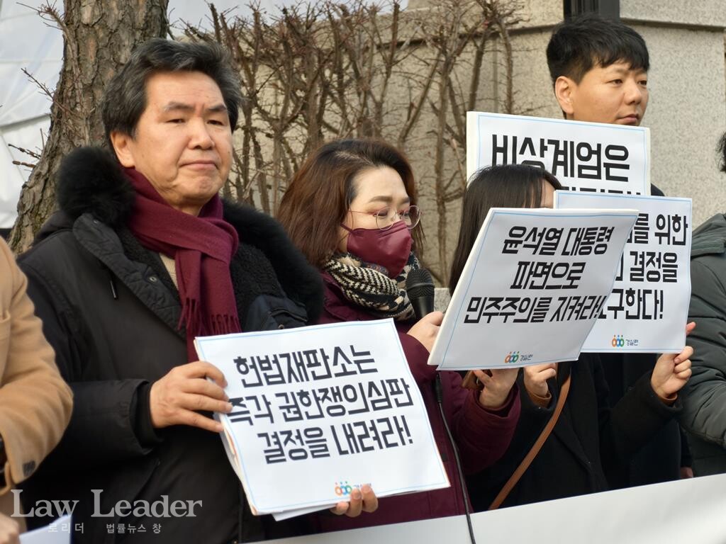 김현정 고려대학교 법학연구원 정당법연구센터 전임연구원(왼쪽에서 두 번째)이 발언하고 있다.