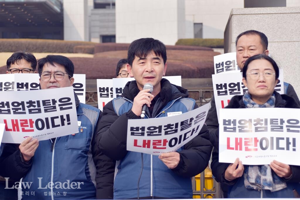 정영국 공무원노조 법원본부 부산지부장이 발언하고 있다.