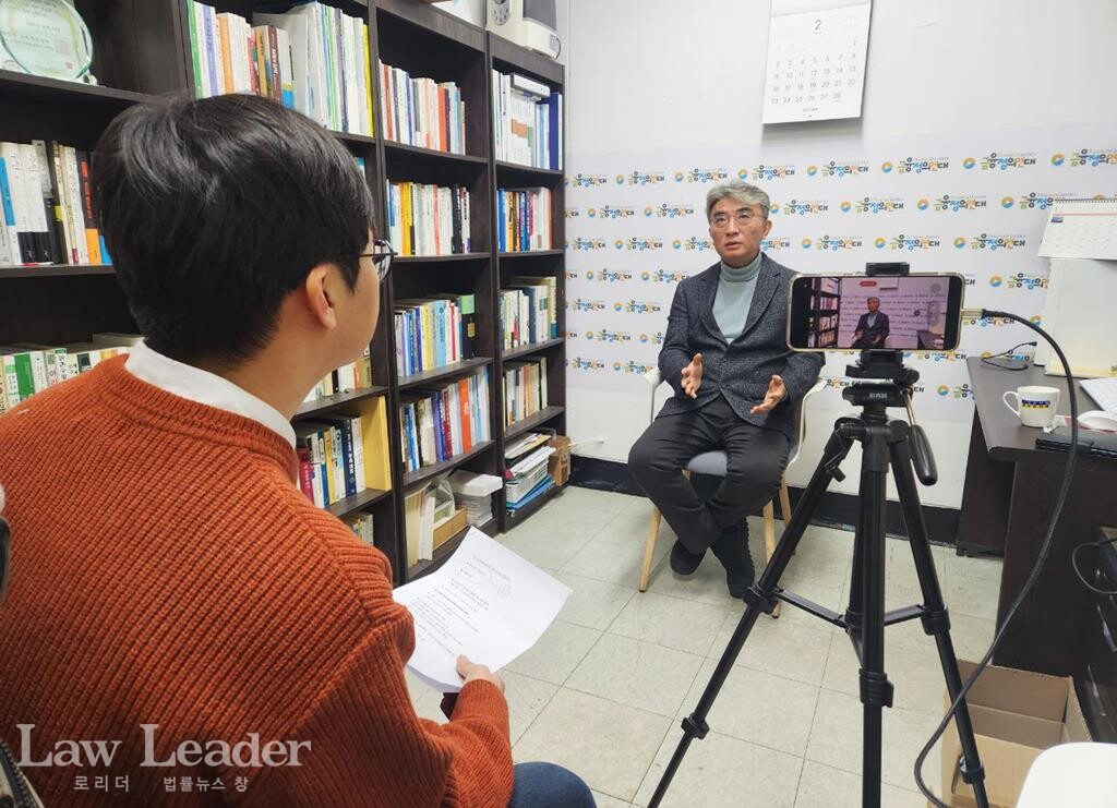 최창영 기자가 금융정의연대 김득의 상임대표와 인터뷰를 하고 있다.