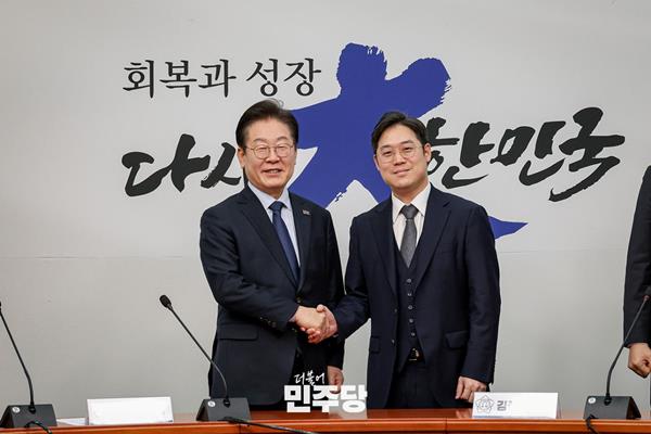 이재명 더불어민주당 대표와 김정욱 대한변호사협회장 당선인 / 사진= 더불어민주당 홈페이지